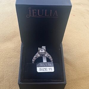 Jeulia Silver Women's Ring with Clear Stones